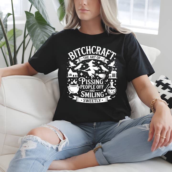 Bitchcraft T-Shirt – Hekserige Sarcastische Gothic Grafische Tee voor wholesale door TheWorldOfMYes