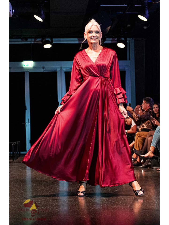 Komang Darmiani – wholesale Klänning - Dam – Rik röd långärmad satin maxi klänning1