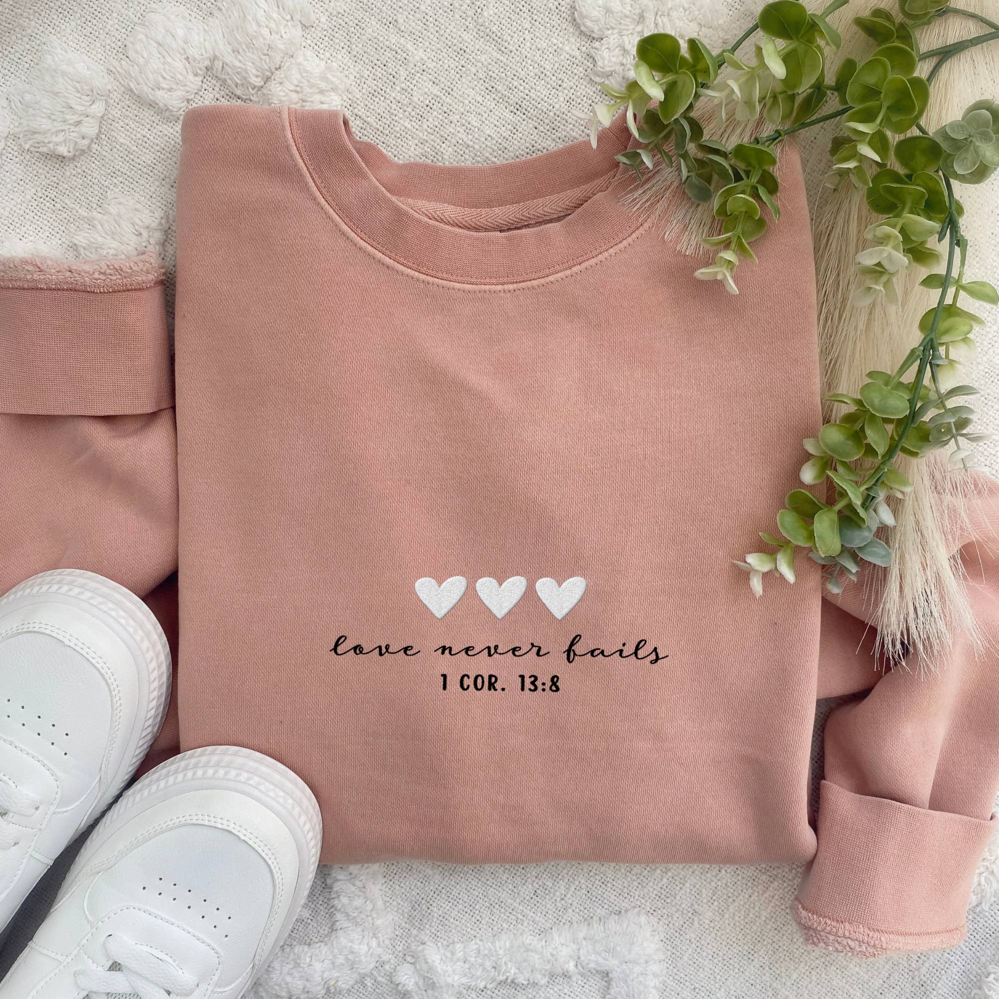 Scripted Pearl - Vente Sweat-shirt à imprimés – femme - Sweat-shirt Love Never Fails avec cœur brodé pour la Saint-Valentin
