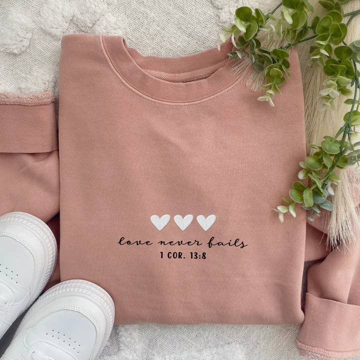 Scripted Pearl - Vente Sweat-shirt à imprimés – femme - Sweat-shirt Love Never Fails avec cœur brodé pour la Saint-Valentin0