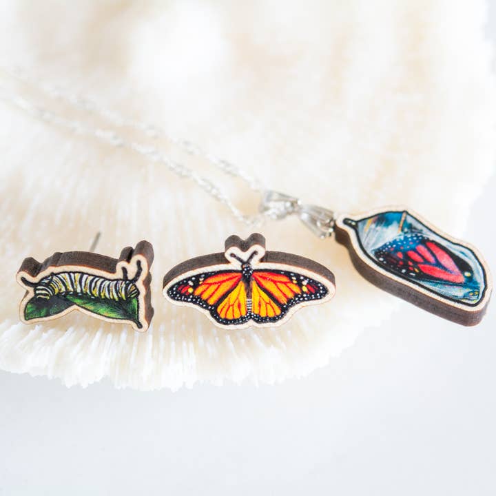 Boucles d'oreilles Monarch Life Cycle en bois, clous écologiques en titane pour la vente par The Slug And Kraken