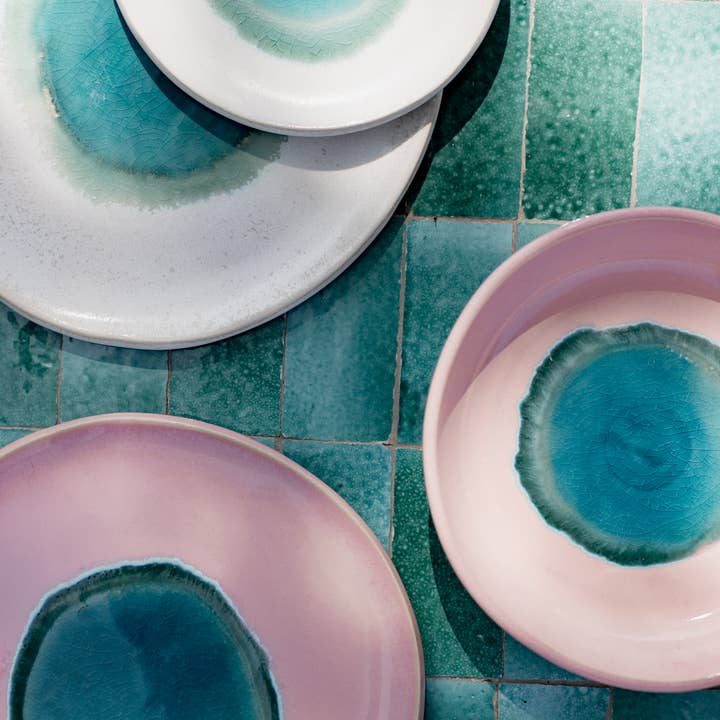 Stor håndlavet desserttallerken i rosa julegave for engroshandel hos Claycraft