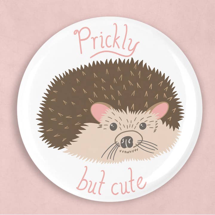 Stacheliger, aber süßer Igelmagnet (2,25 Zoll Durchmesser) für den Großhandel von Caroline W Illustration