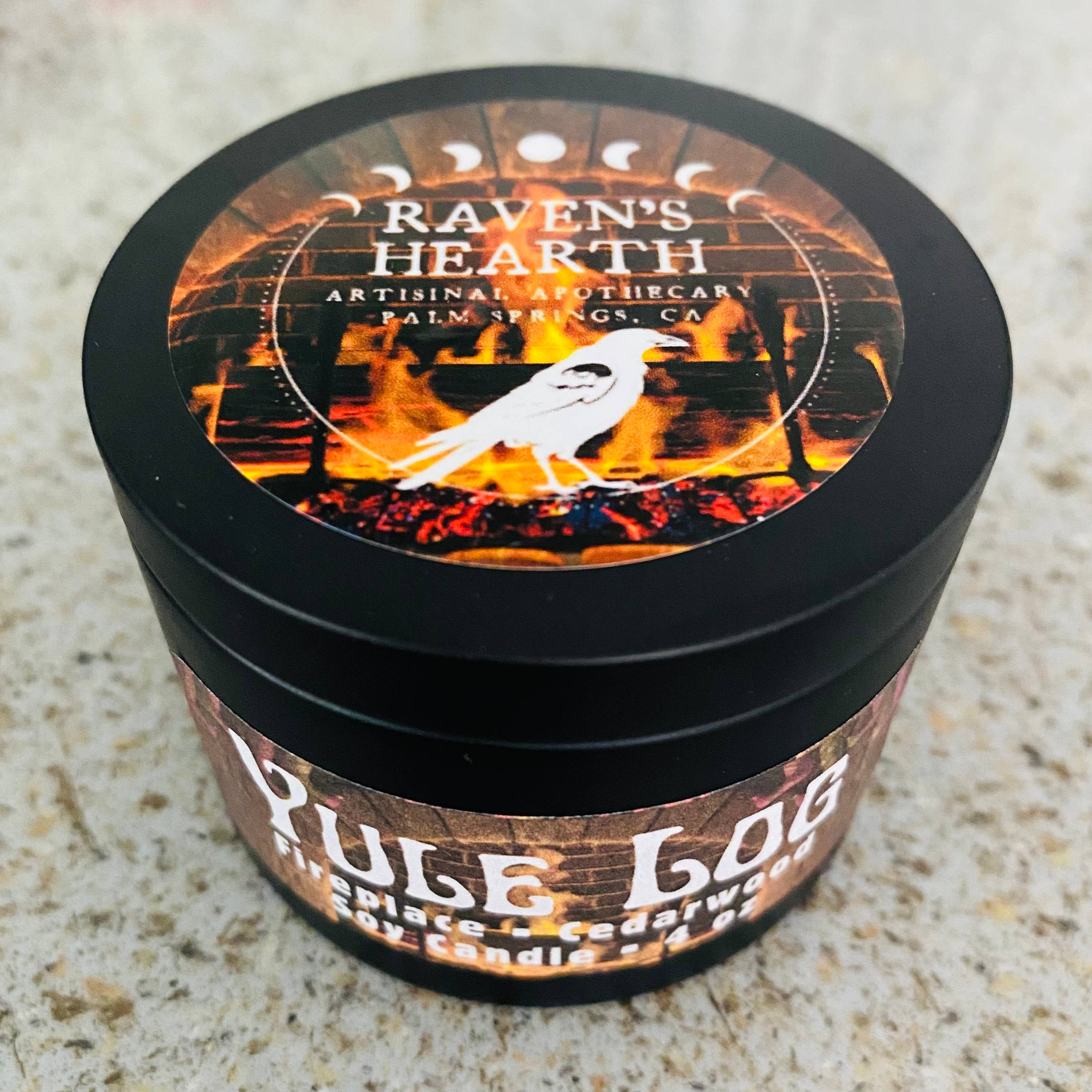 Raven’s Hearth – Großhandel Kerze im Glas / gefüllte Kerze – Weihnachtskerze | Kamin- und Zedernholzduft | Vegan 4