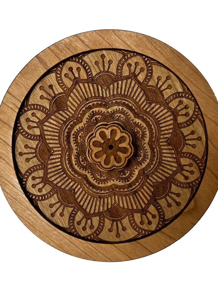 Brûle-encens rond en bois de cerisier Mandala pour la vente par Woodcutts Inc.