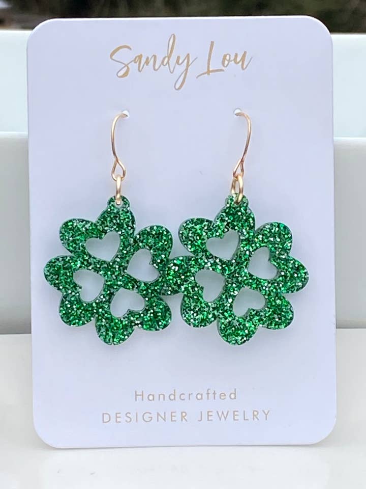 Smaragdgröna hjärtblomma akrylärringar – St. Patrick's Day för wholesale av Sandy Lou Designs