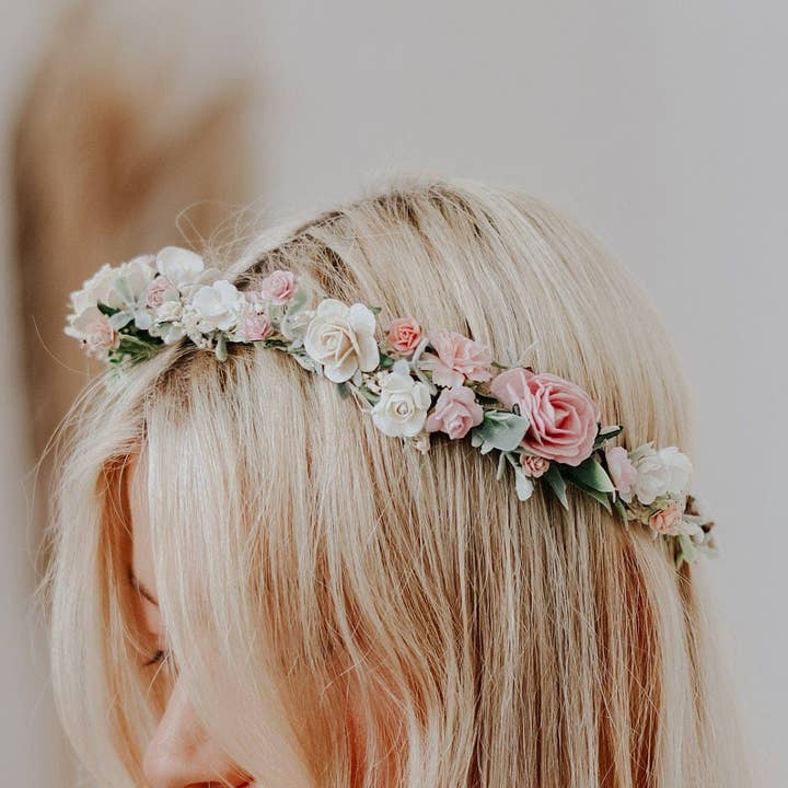 Pastelroze sierlijke bloemkroon, kanten stoffen lint, moerbeienpapierrozen, pioenenkroon, blozende roze en crèmekleurige rozen voor wholesale door Hidden Botanics