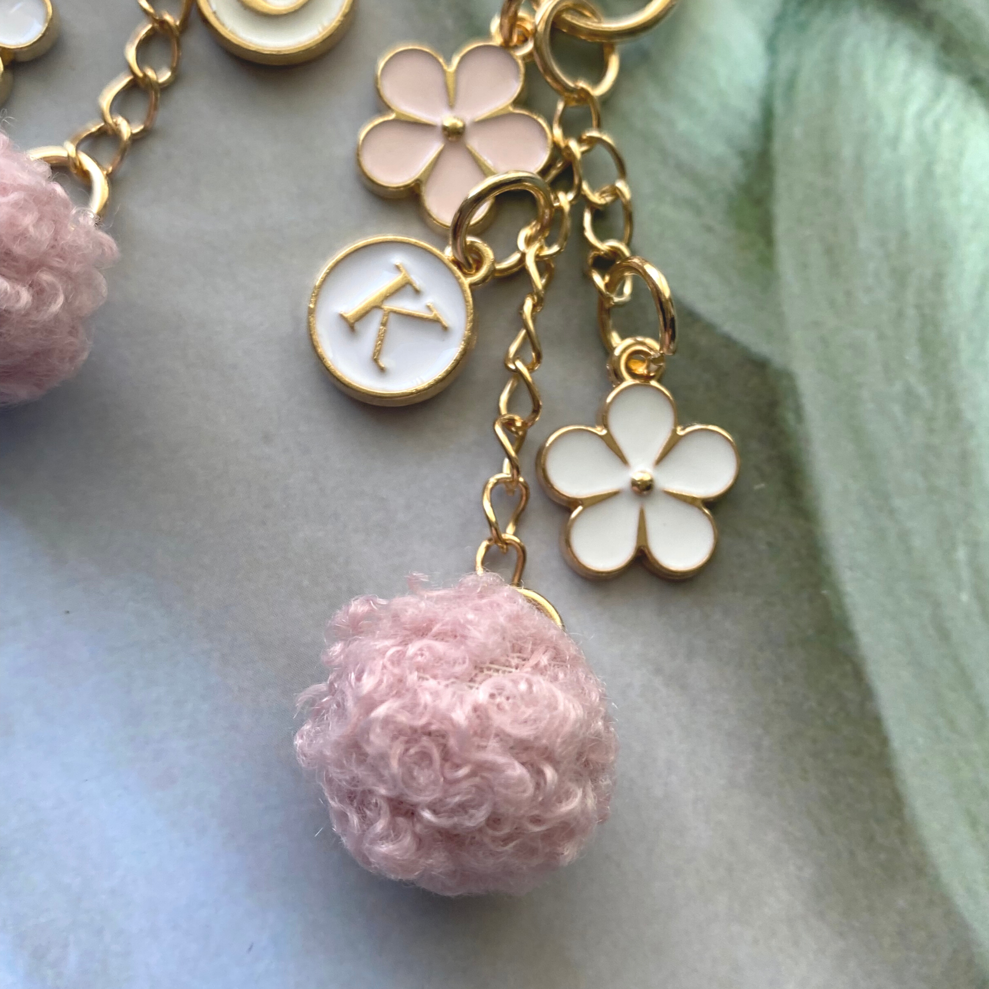 DrifWoo – Großhandel Schlüsselanhänger – Damen – Süßes, florales Initialmotiv, Schlüsselanhänger für AirPods, Zubehör für Mädchen4