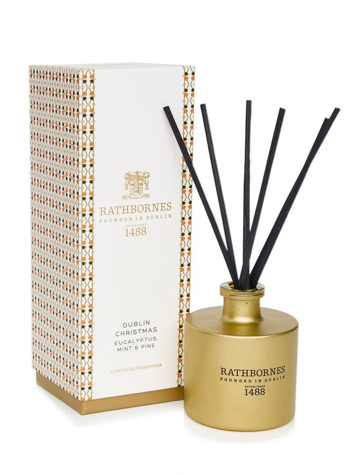 Diffuseur de Parfum à Bâtonnets de Noël Dublin (Eucalyptus, Menthe & Pin) pour la vente par Rathbornes 1488