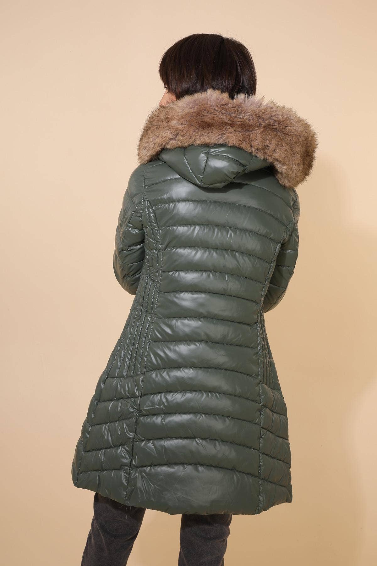 Attrait Paris – Großhandel Pufferjacke – Damen – Metallic lange Steppjacke mit Fell am Kapuzenrand27