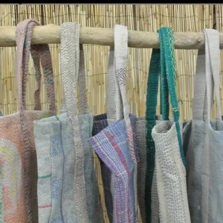 Sacolas Kantha Recicladas e outras tendências em Compre sacolas recicladas B2B. Devoluções gratuitas e condições de pagamento a 60 dias na Faire na Faire.