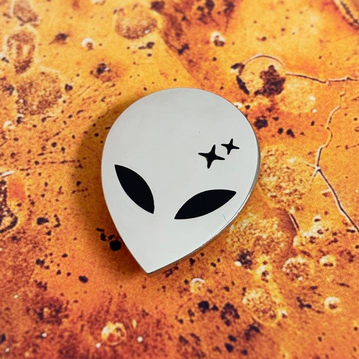 Alien - Emalje Pin for engroshandel hos The Fabled Creative Co.