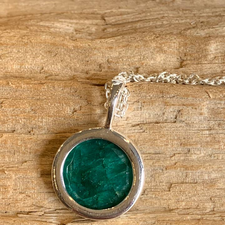 Asia West – Großhandel Kette mit Anhänger/Charm – Halskette aus rohem Smaragd – 14 mm Stein, 20" Kette7