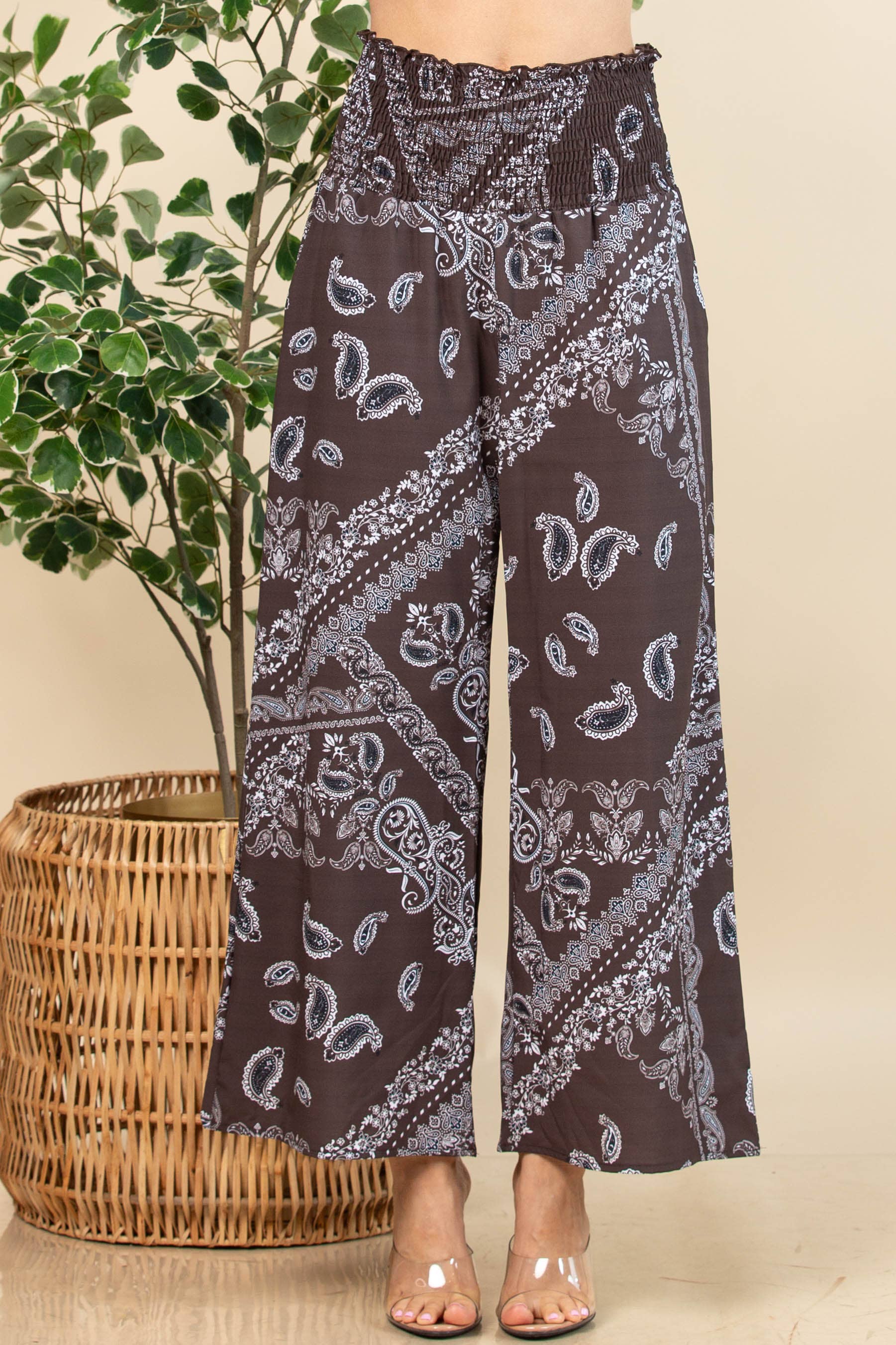 Brun AV1243-ELLEN BANDANA PRINT MED SMOCKET TALJE VÆVET BREDE BENBUKSER for engroshandel på Faire7