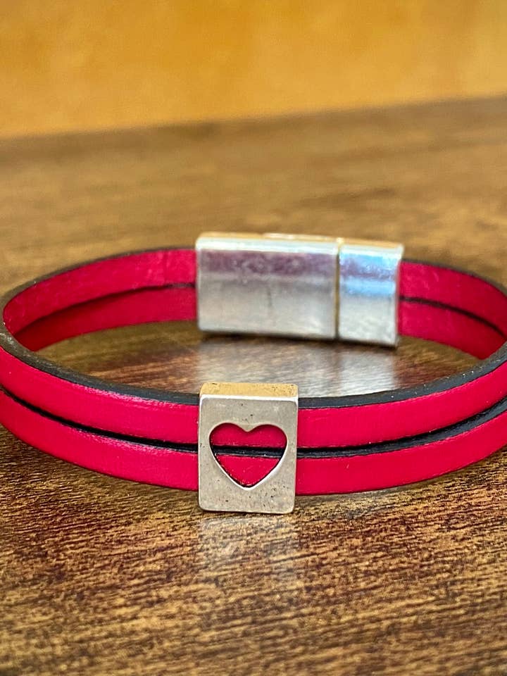 Hjerte Charm Læderarmbånd for engroshandel hos MacKenzie Rose Designs