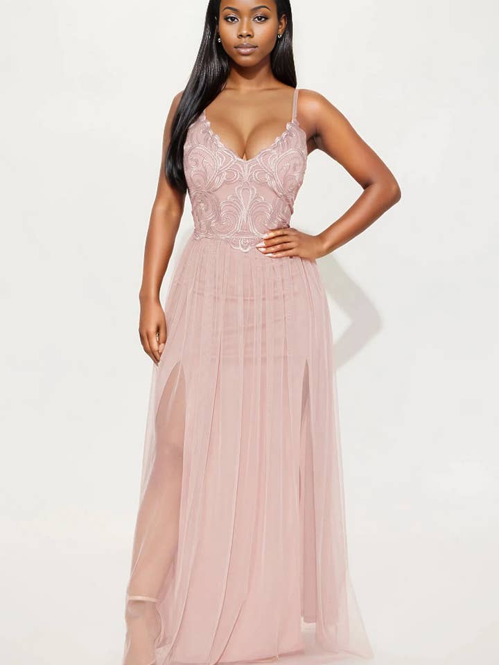 ROBE LONGUE BRODÉE AVEC SUPERPOSITION DE DENTELLE pour la vente par 5besties inc