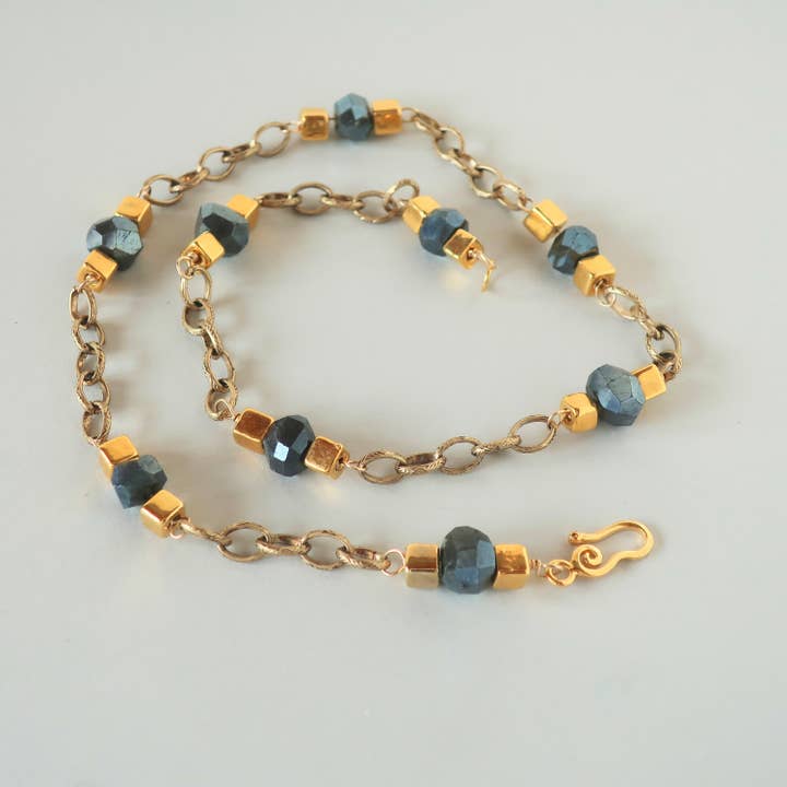 Collier en labradorite et perles dorées avec perles de Mykonos pour la vente par Elektra Jewelry