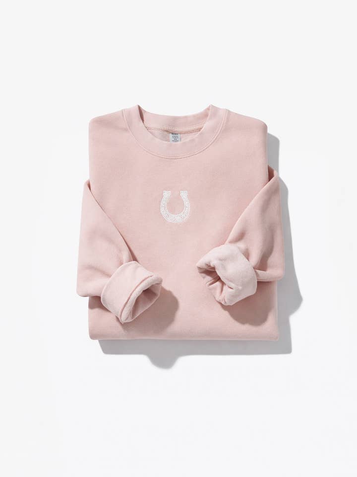 Heldig i Kærlighed Hestesko Sweatshirt for engroshandel hos Bridle Up Hope Shop