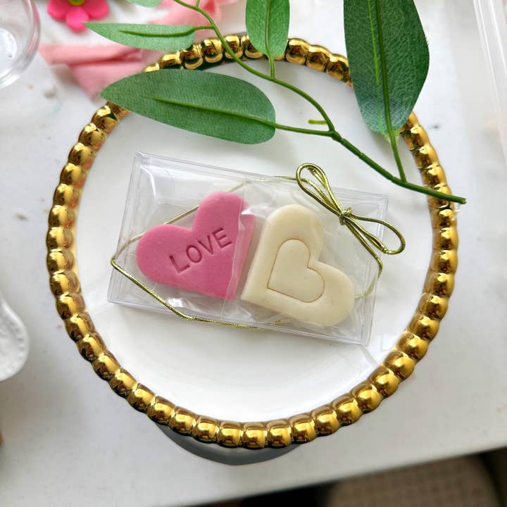 Duos de massepain gourmet sur mesure pour la Saint-Valentin avec rose naturel pour la vente par marzipops