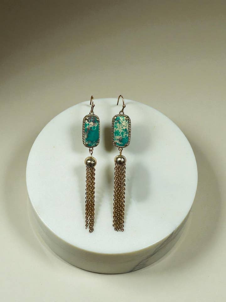 Orecchino in diaspro verde da 2,75" con nappina dorata per la vendita all'ingrosso da parte di Ava Capri