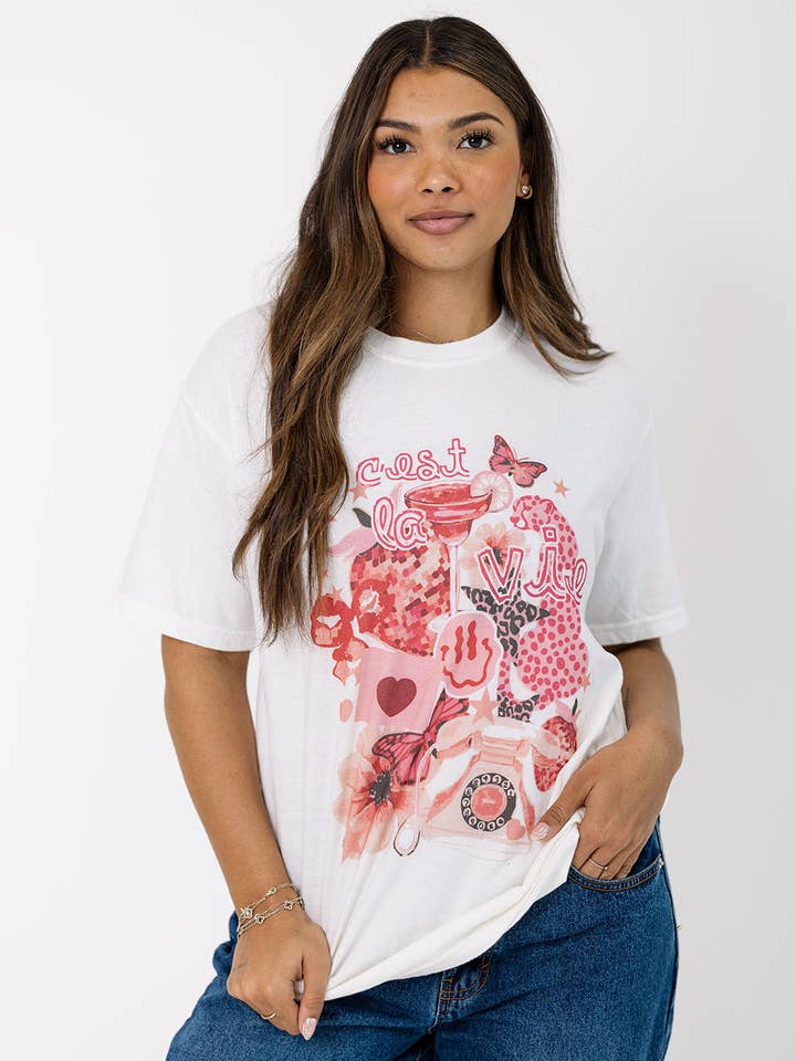 C'est La Vie Collage T-Shirt für den Großhandel von Girl Tribe Co