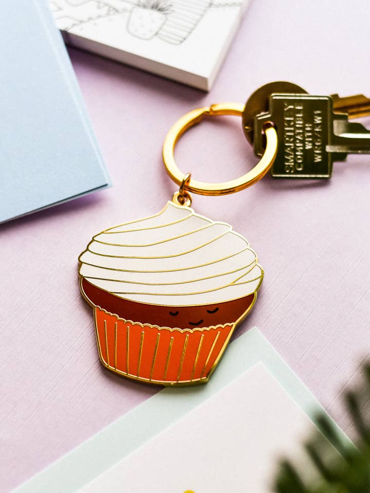 Llavero cupcake de terciopelo rojo. Collab Crave Cupcakes para venta al por mayor de Little May Papery