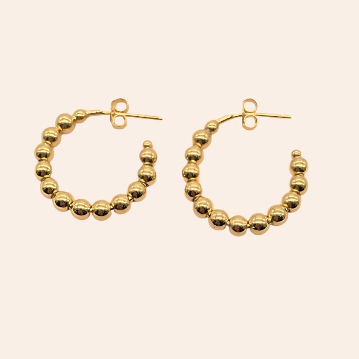 Pendientes de aro en C con cuentas de bolas rellenas de oro Jasmine para venta al por mayor de Blush & Co