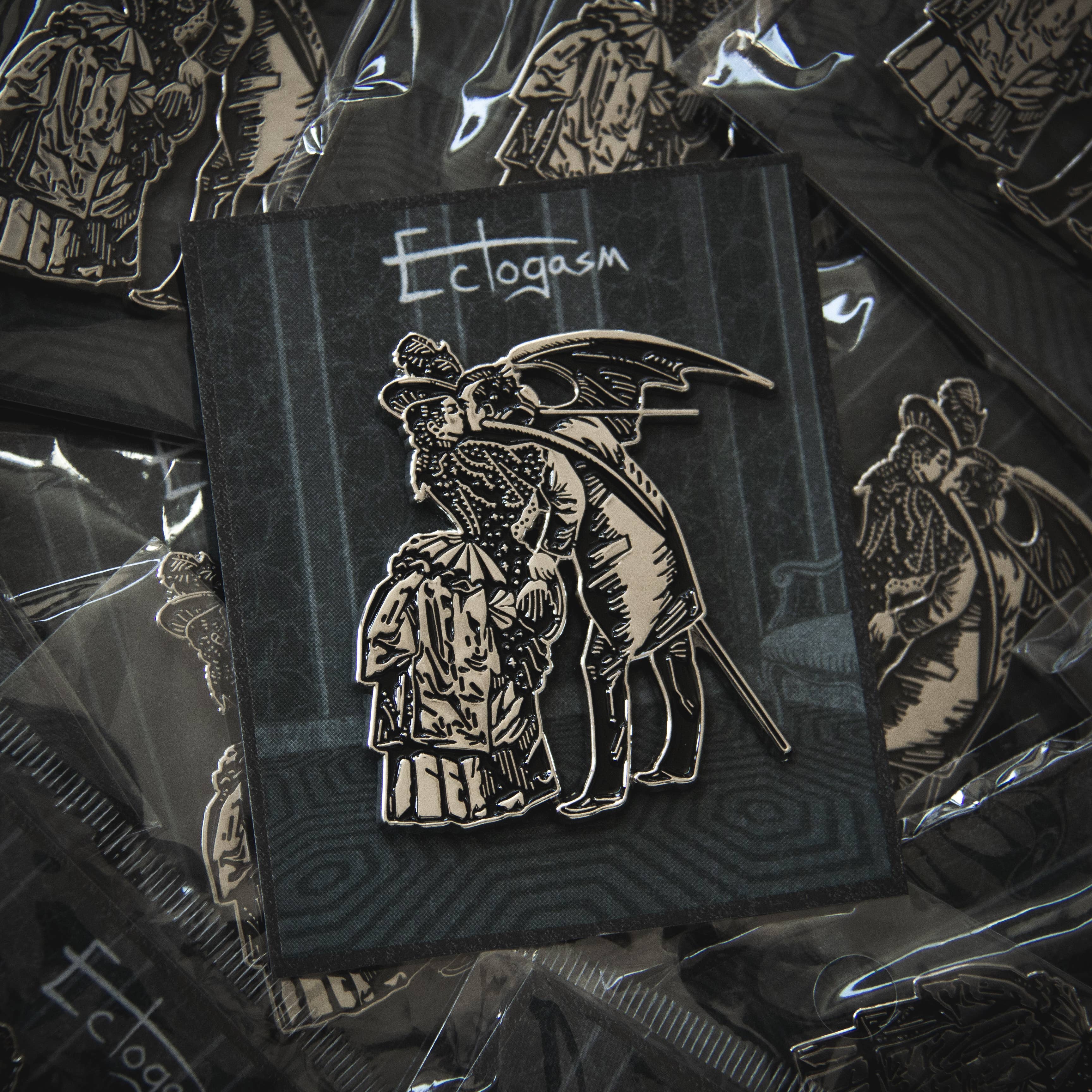 Ectogasm - Vente Épinglettes/boutons - Épinglette en émail Goth Victorian Devil's Kiss1