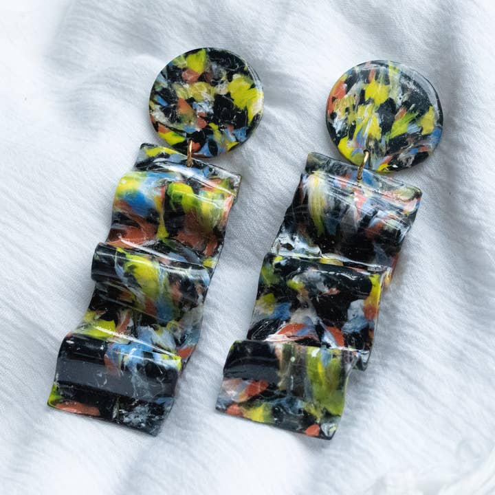 Grandes boucles d'oreilles ondulées mouchetées pour la vente par Eleven Suns Jewelry