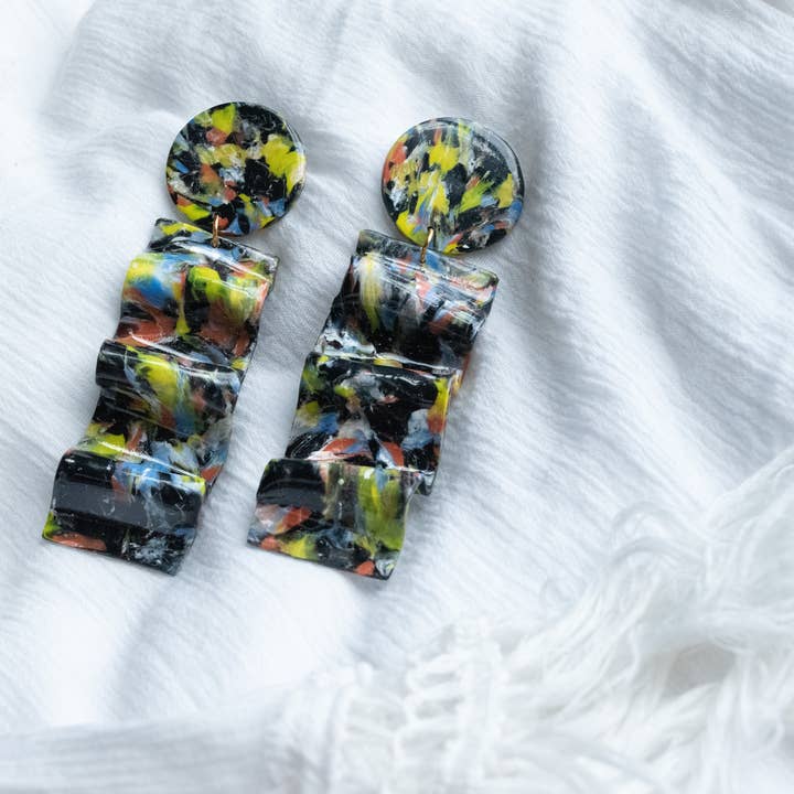 Store plettet bølget øreringe for engroshandel hos Eleven Suns Jewelry