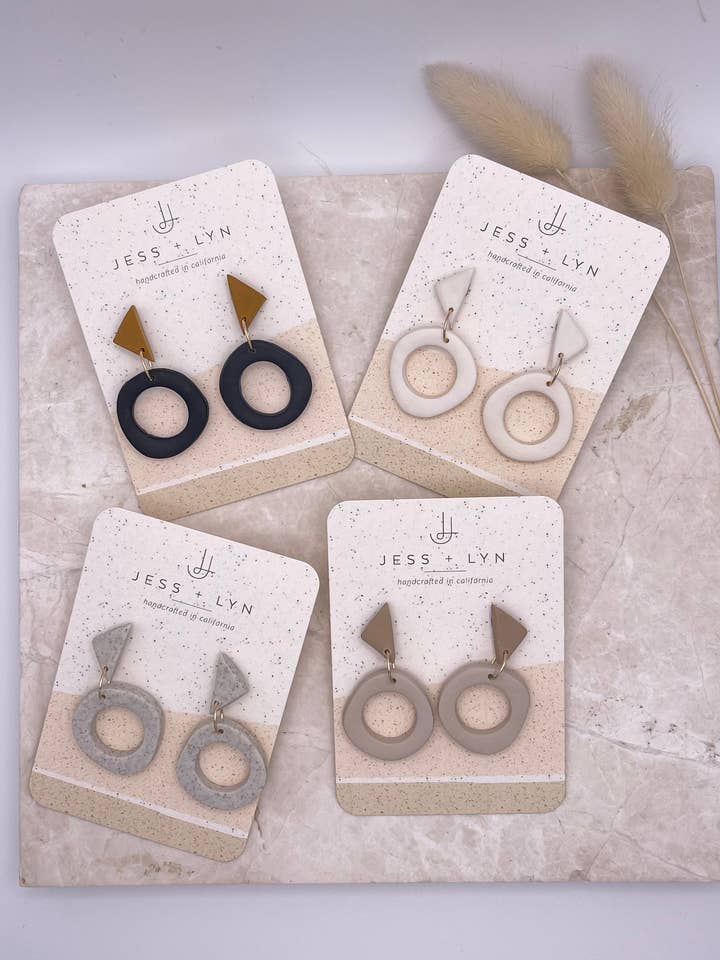 Boucles d'oreilles pendantes rondes organiques, pâte polymère faite à la main, noires pour la vente par Jess+Lyn
