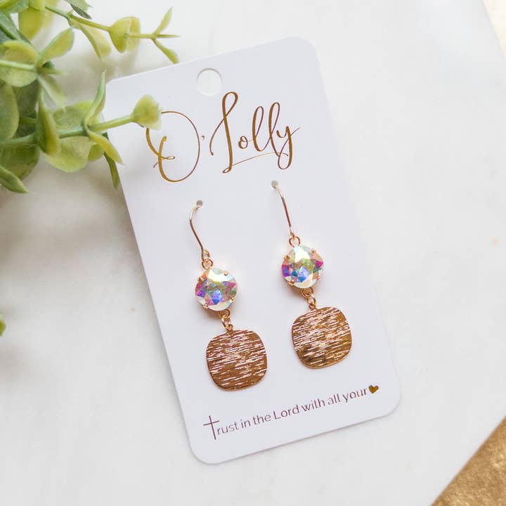 Boucles d'oreilles pendantes carrées texturées dorées avec pierre AB « Kinsley » pour la vente par O’Lolly Jewelry