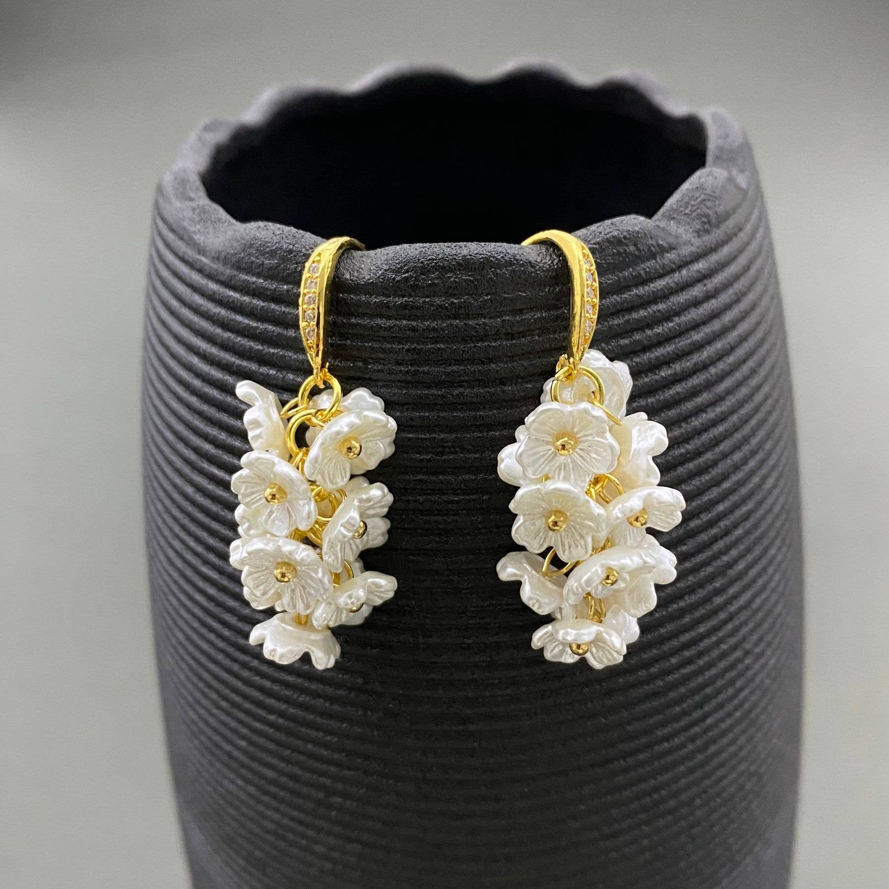 Mio Queena - Wholesale Dangle Earrings - White Flower Fringe Earrings0