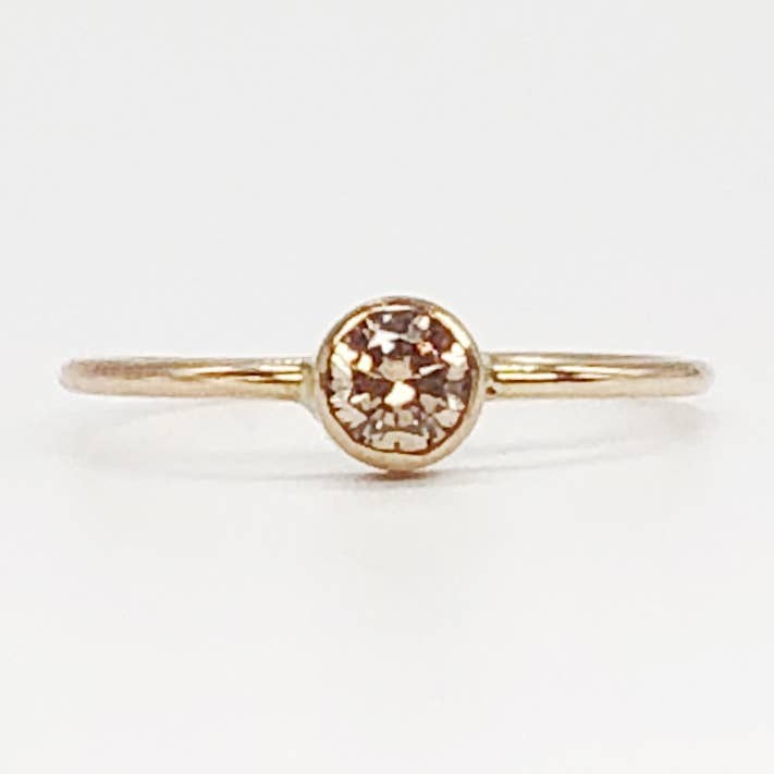 Classic Champagne Solitaire Anello | Anello in oro 14kt per la vendita all'ingrosso da parte di From Brooklyn With Love