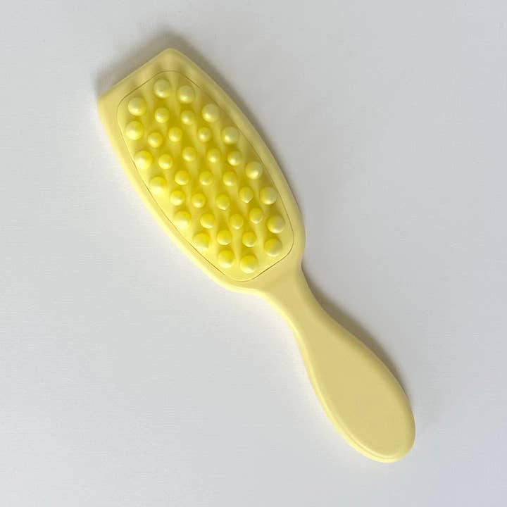 Brosse de massage du cuir chevelu avec embouts en silicone jaune pour la vente par iconic mi