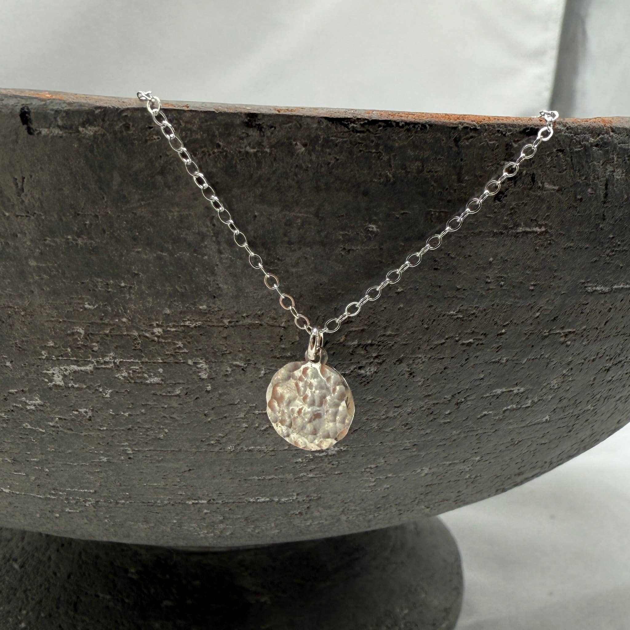 Sela+Sage - Vente Colliers à pendentif - Collier Goutte Martelé à la Main, Pièce en Or Rempli2