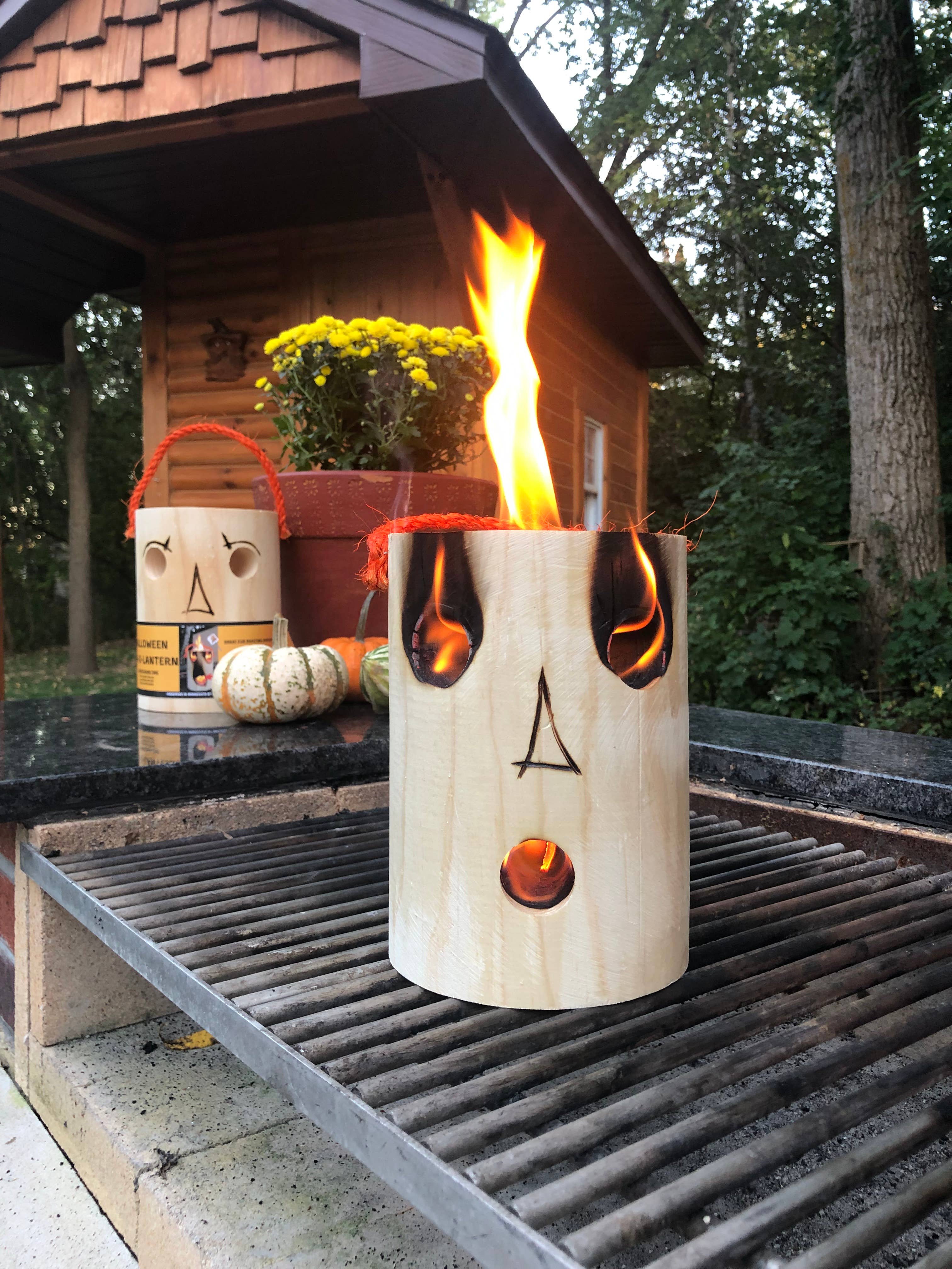 OneLogFire - Vendita all'ingrosso Candela per esterni - HALLOWEEN LOG-O-LANTERN OneLogFire - confezione da 6 tronchi, durata 2 ore3