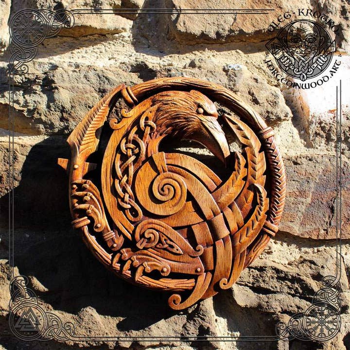 CORVO CELTICO. Magnifico pezzo d'arte con nodo celtico. per la vendita all'ingrosso da parte di Forged In Wood