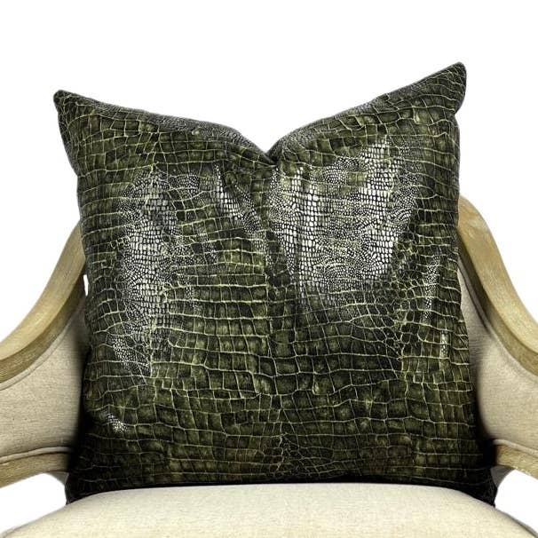 Coussin décoratif luxueux fait main avec un motif de crocodile pour la vente par DECO DECOR