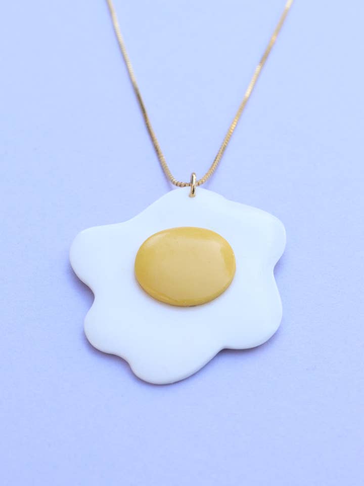 Collier Œuf au Plat Sunny Side Up pour la vente par Lily and Sparrow Clay