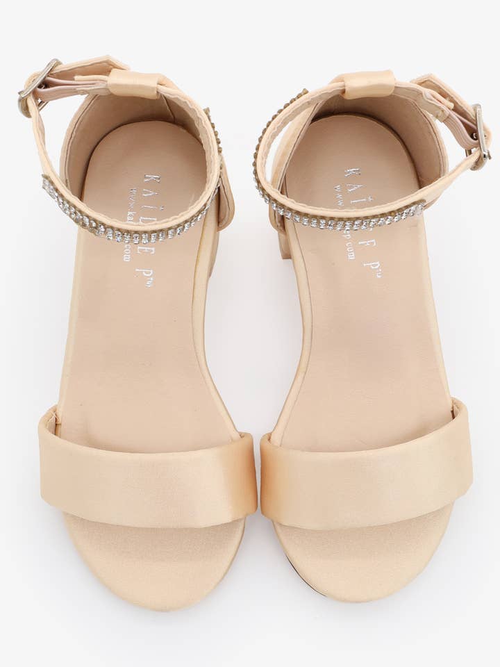 Sandali con tacco a blocco Satin Girl con mini strass e cinturino alla caviglia per la vendita all'ingrosso da parte di Kailee P.