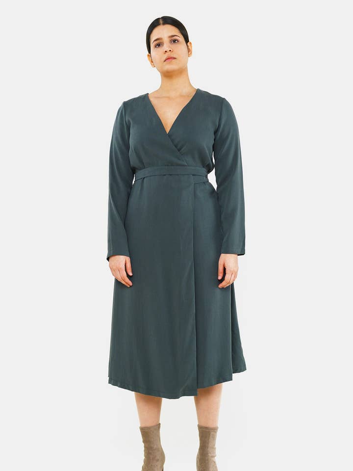 Robe portefeuille « CU-RIE » en tencel vert pour la vente par Studio Hertzberg