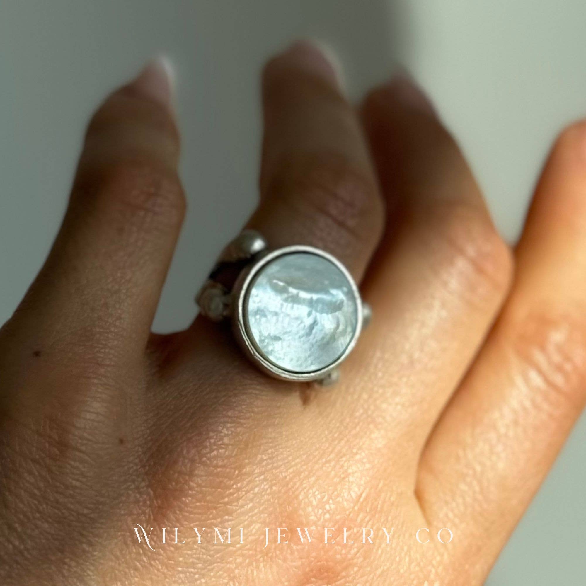 WILYMI Jewelry Co - Wholesale Cocktail/Statement Ring - Mother of Pearl Ring | 15mm Round Cut | Silver Plated2