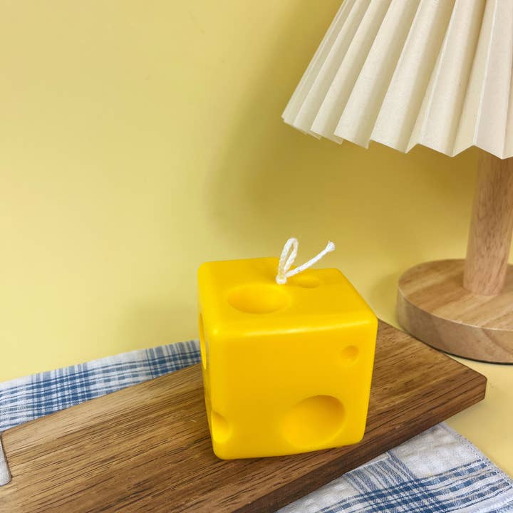 The Wednesday Co - Wholesale Grappige kaars - Sueño con Queso - Kaars in kaasvorm4