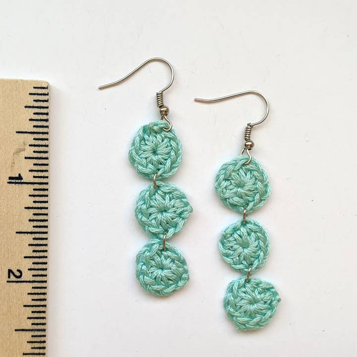 Boucles d'oreilles pendantes en crochet faites pour la vente par Royaboya Handmade