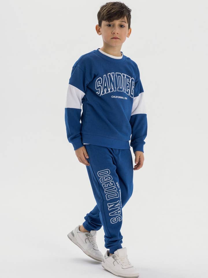 Jungen Rundhals-Sweatshirt und Jogginganzug mit Print kobaltblau 3-14 Jahre für den Großhandel von Minoti sp. z o.o.