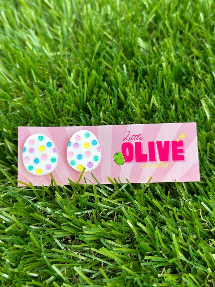 Orecchini a perno a forma di uovo di Pasqua dipinti a mano con pois pastello - Divertenti per tutte le età! per la vendita all'ingrosso da parte di Little Olive Creates
