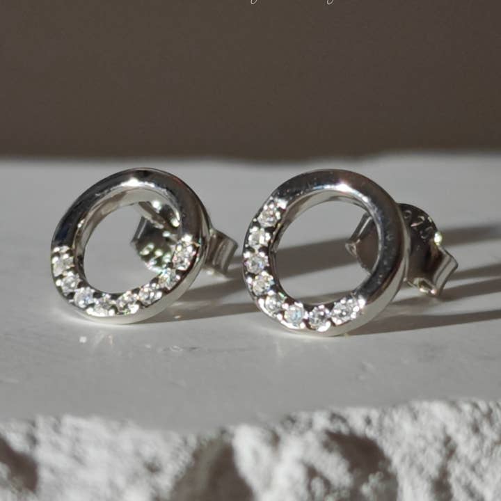 Orecchini a bottone in argento Sterling 925 con zirconia cubica a cerchio per la vendita all'ingrosso da parte di Vachana