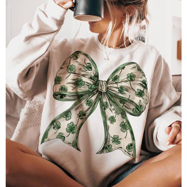 4-blads Kløver Sløjfe T-shirt eller Crew Sweatshirt for engroshandel hos Peach Closet