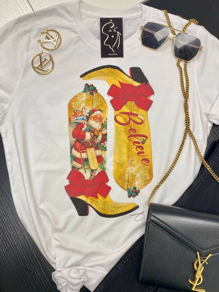 T-shirt, felpa, maglietta con grafica natalizia Jingle Boots per la vendita all'ingrosso da parte di By Jodi LLC